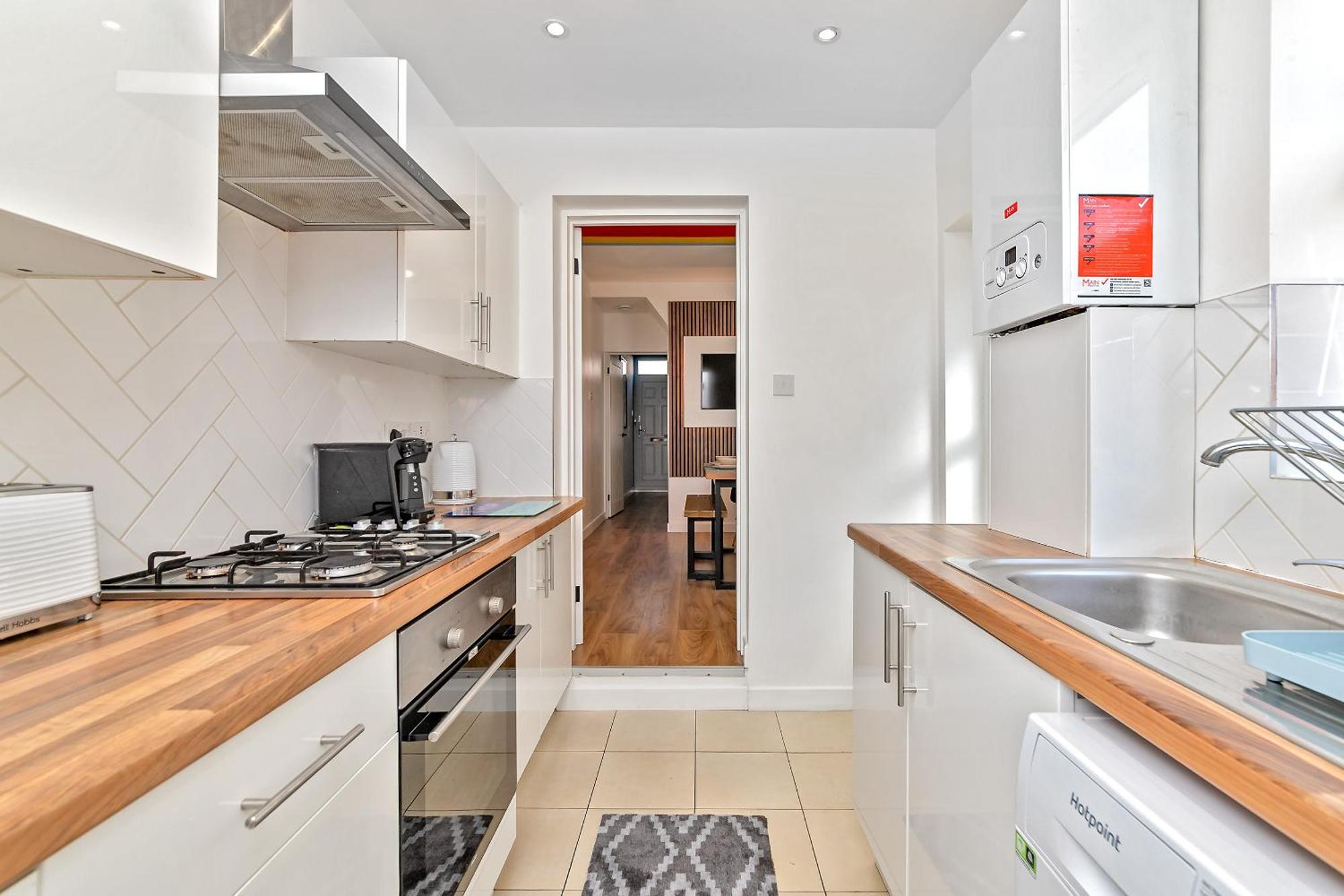 Exclusive Town Centre Home, Free Parking, Walk To Train Station, Near Airport, Luxury Stay, Garden, Pop Art Decor Luton  Exterior photo