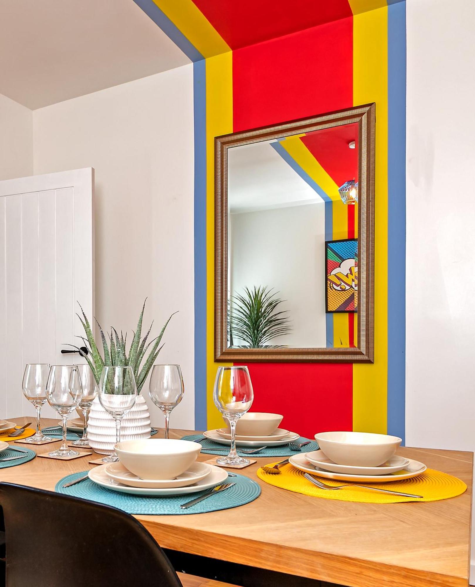 Exclusive Town Centre Home, Free Parking, Walk To Train Station, Near Airport, Luxury Stay, Garden, Pop Art Decor Luton  Exterior photo