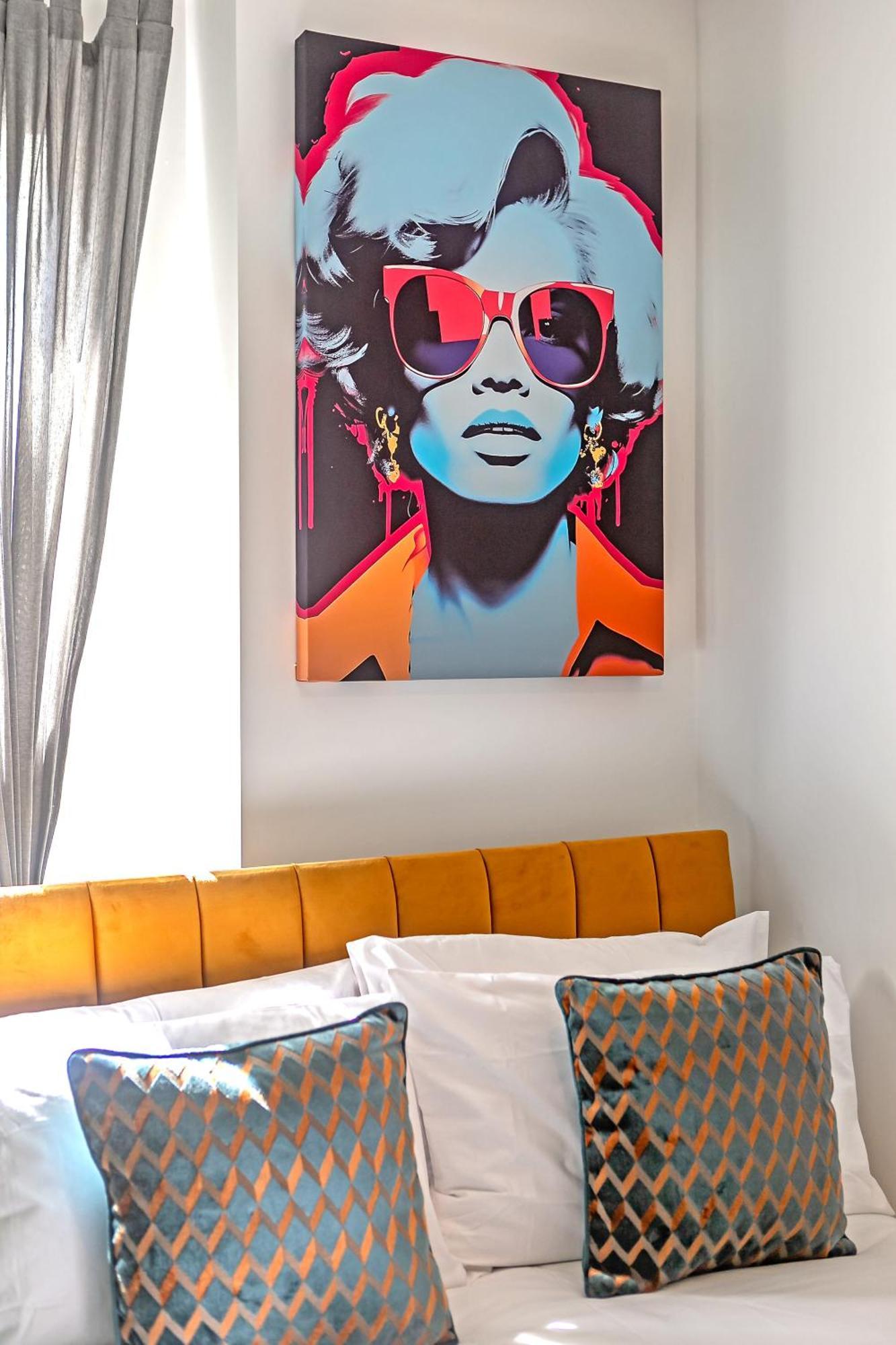 Exclusive Town Centre Home, Free Parking, Walk To Train Station, Near Airport, Luxury Stay, Garden, Pop Art Decor Luton  Exterior photo