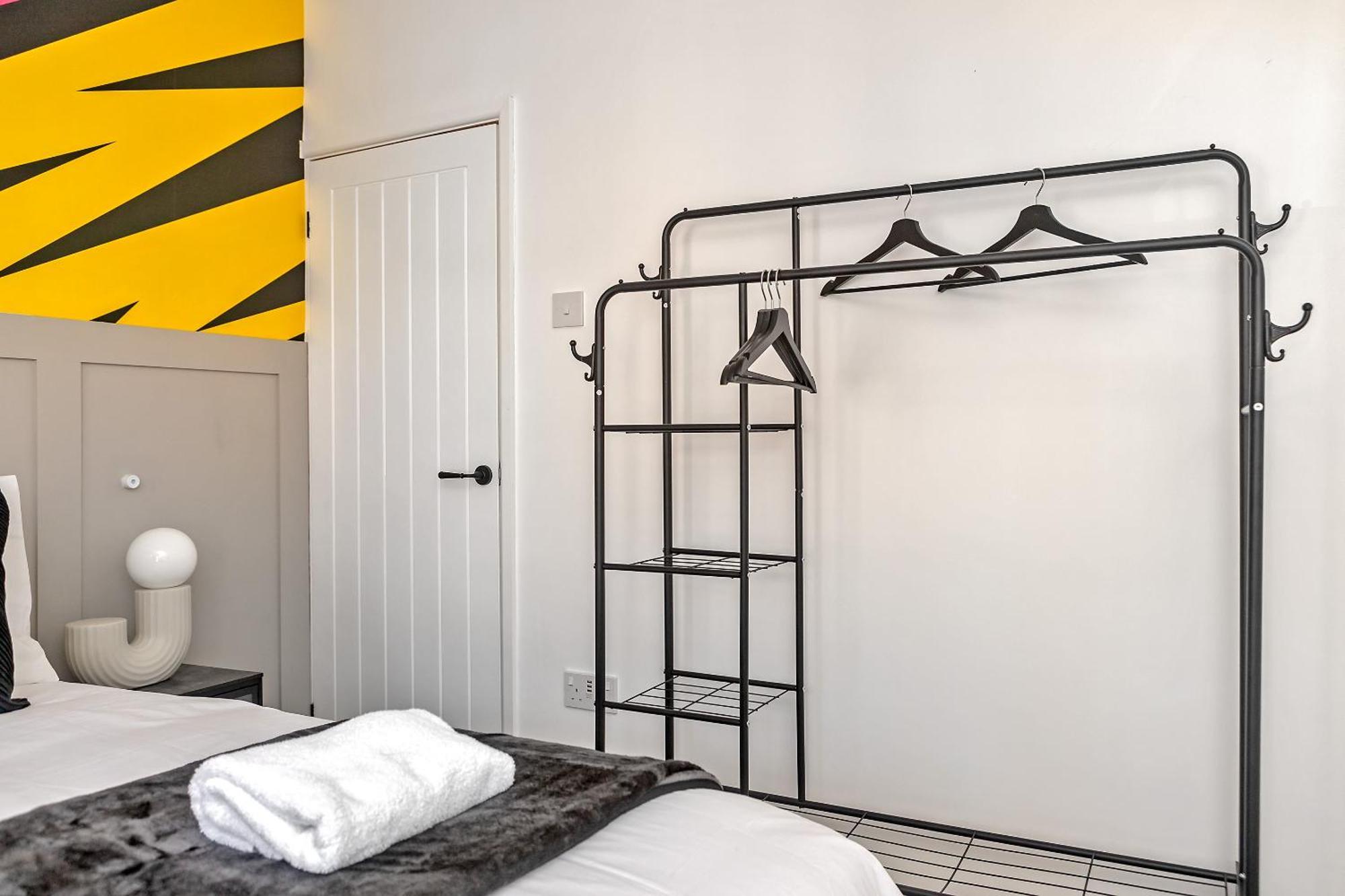 Exclusive Town Centre Home, Free Parking, Walk To Train Station, Near Airport, Luxury Stay, Garden, Pop Art Decor Luton  Exterior photo