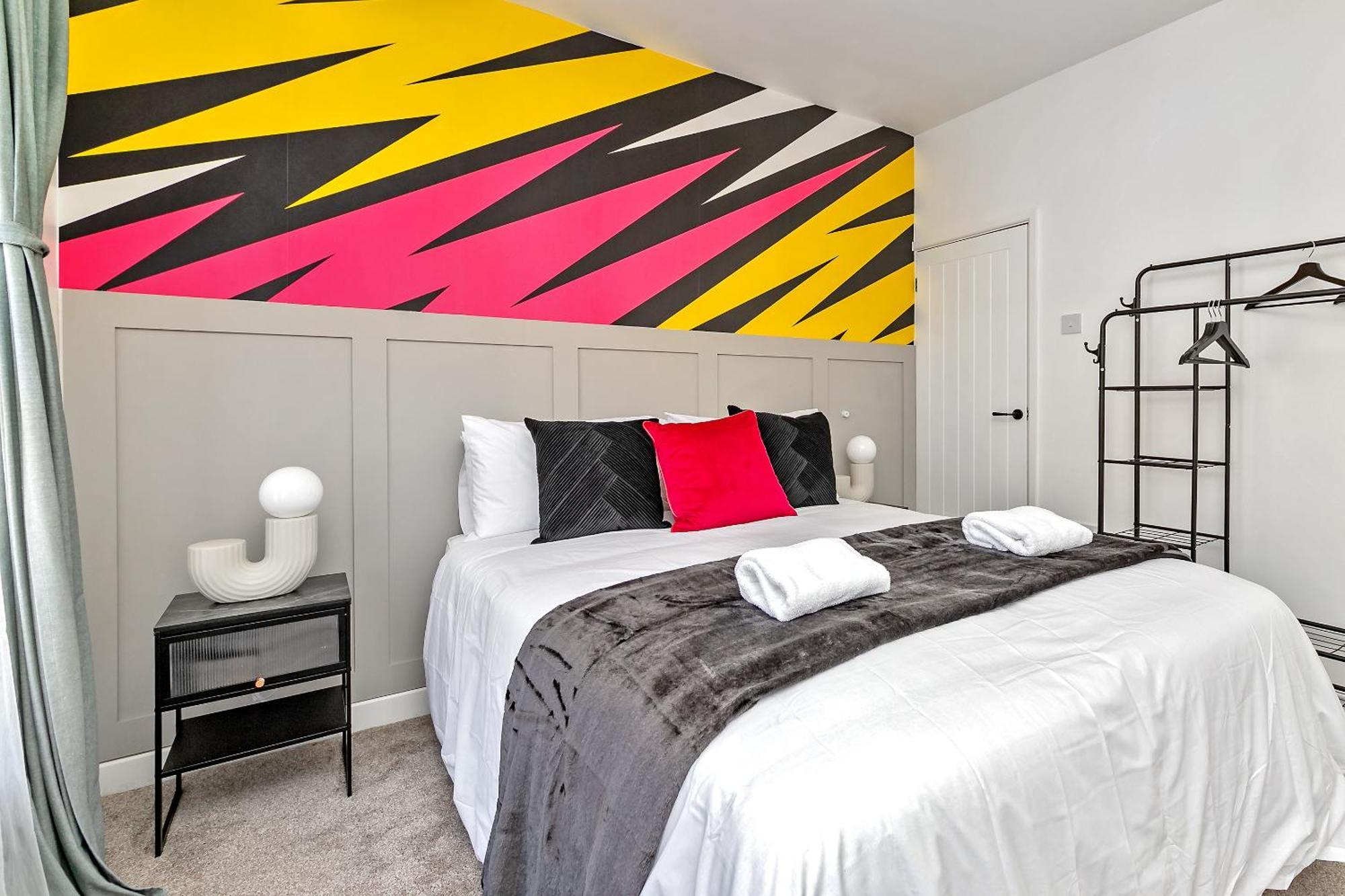 Exclusive Town Centre Home, Free Parking, Walk To Train Station, Near Airport, Luxury Stay, Garden, Pop Art Decor Luton  Exterior photo