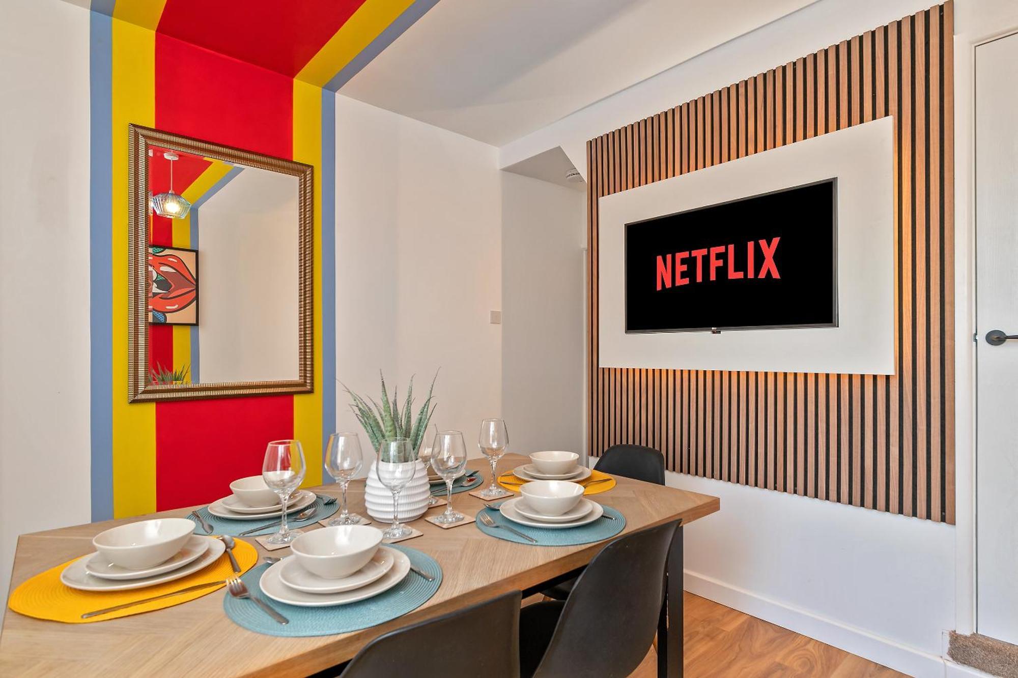 Exclusive Town Centre Home, Free Parking, Walk To Train Station, Near Airport, Luxury Stay, Garden, Pop Art Decor Luton  Exterior photo