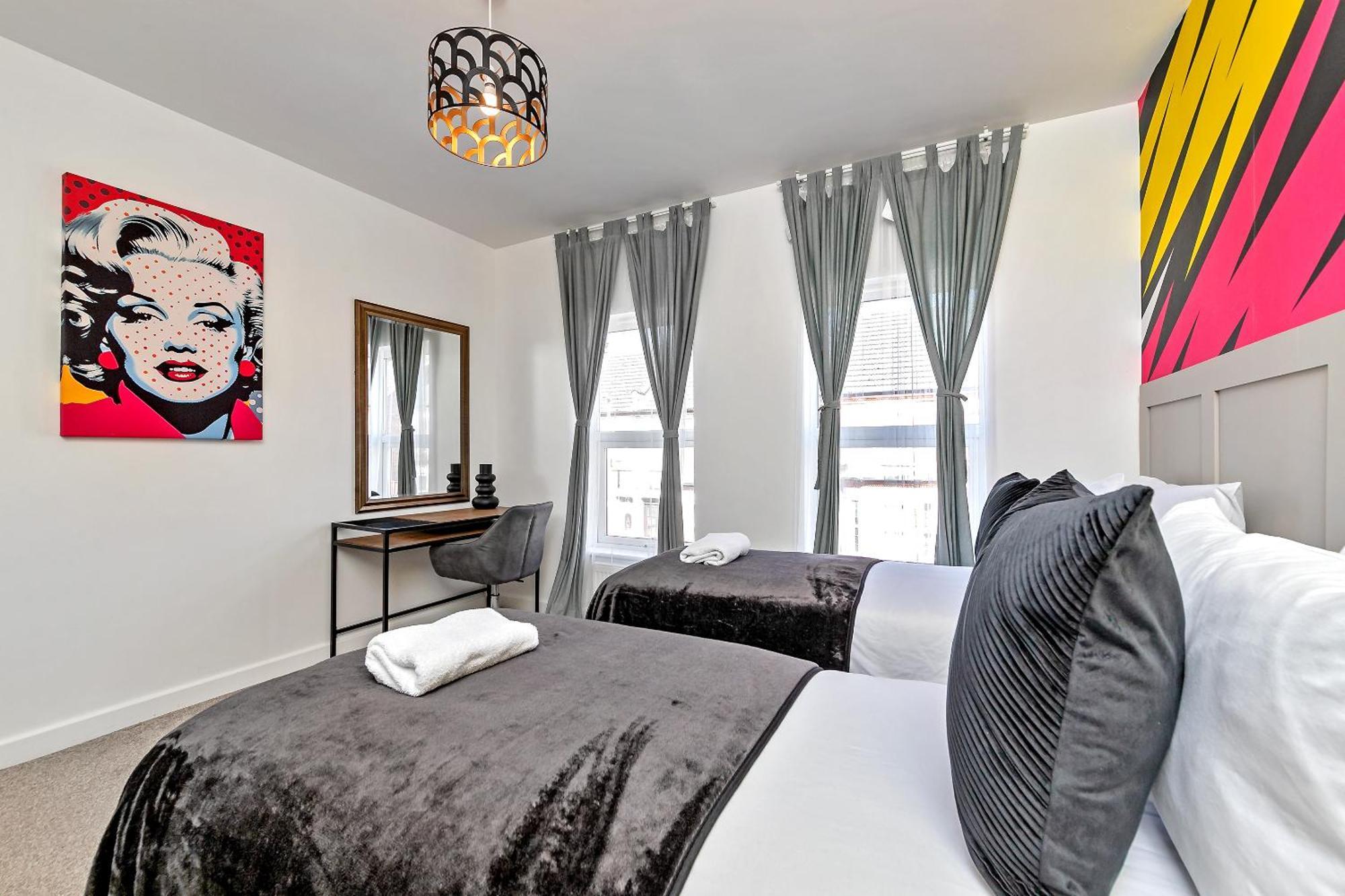 Exclusive Town Centre Home, Free Parking, Walk To Train Station, Near Airport, Luxury Stay, Garden, Pop Art Decor Luton  Exterior photo