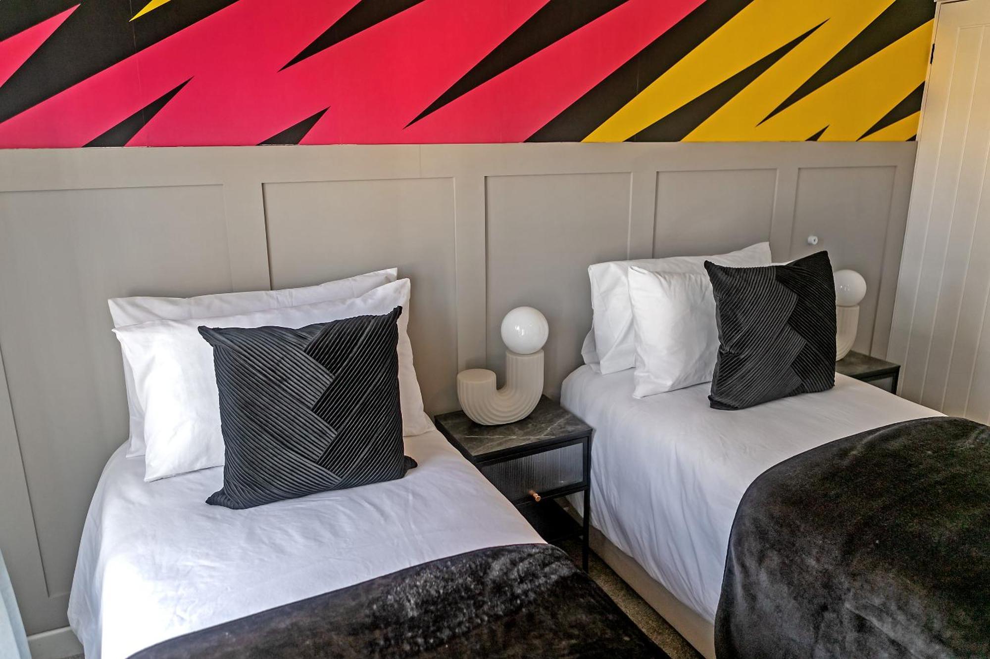 Exclusive Town Centre Home, Free Parking, Walk To Train Station, Near Airport, Luxury Stay, Garden, Pop Art Decor Luton  Exterior photo