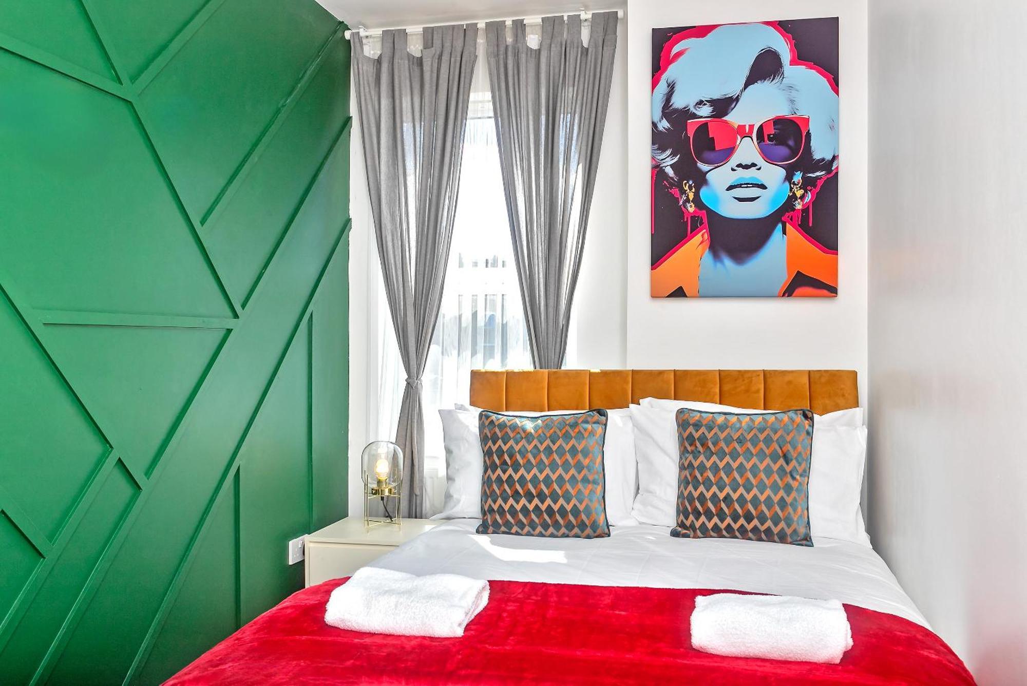 Exclusive Town Centre Home, Free Parking, Walk To Train Station, Near Airport, Luxury Stay, Garden, Pop Art Decor Luton  Exterior photo