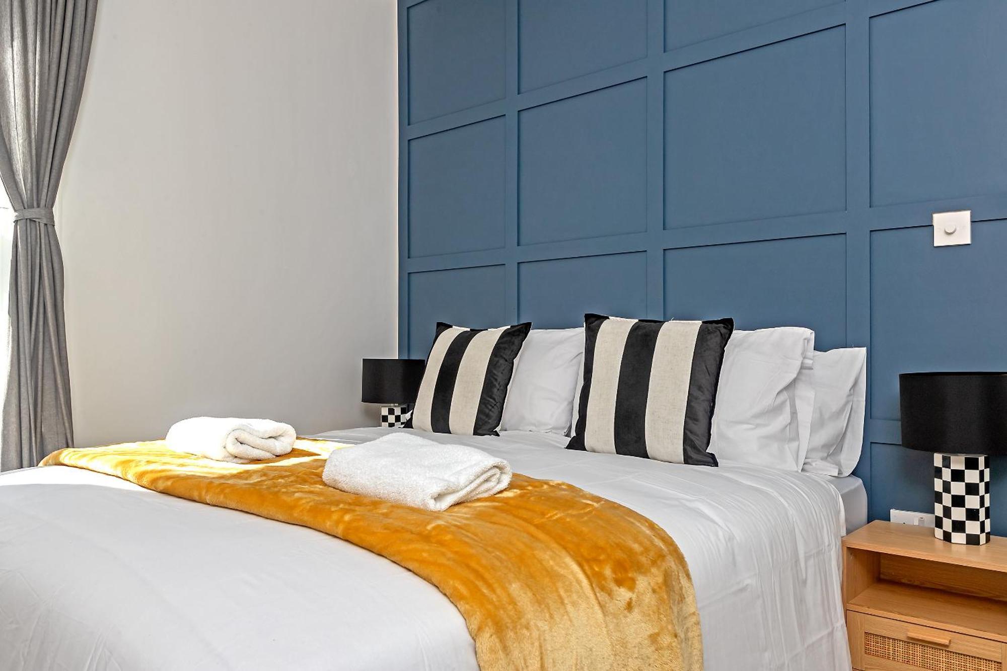 Exclusive Town Centre Home, Free Parking, Walk To Train Station, Near Airport, Luxury Stay, Garden, Pop Art Decor Luton  Exterior photo