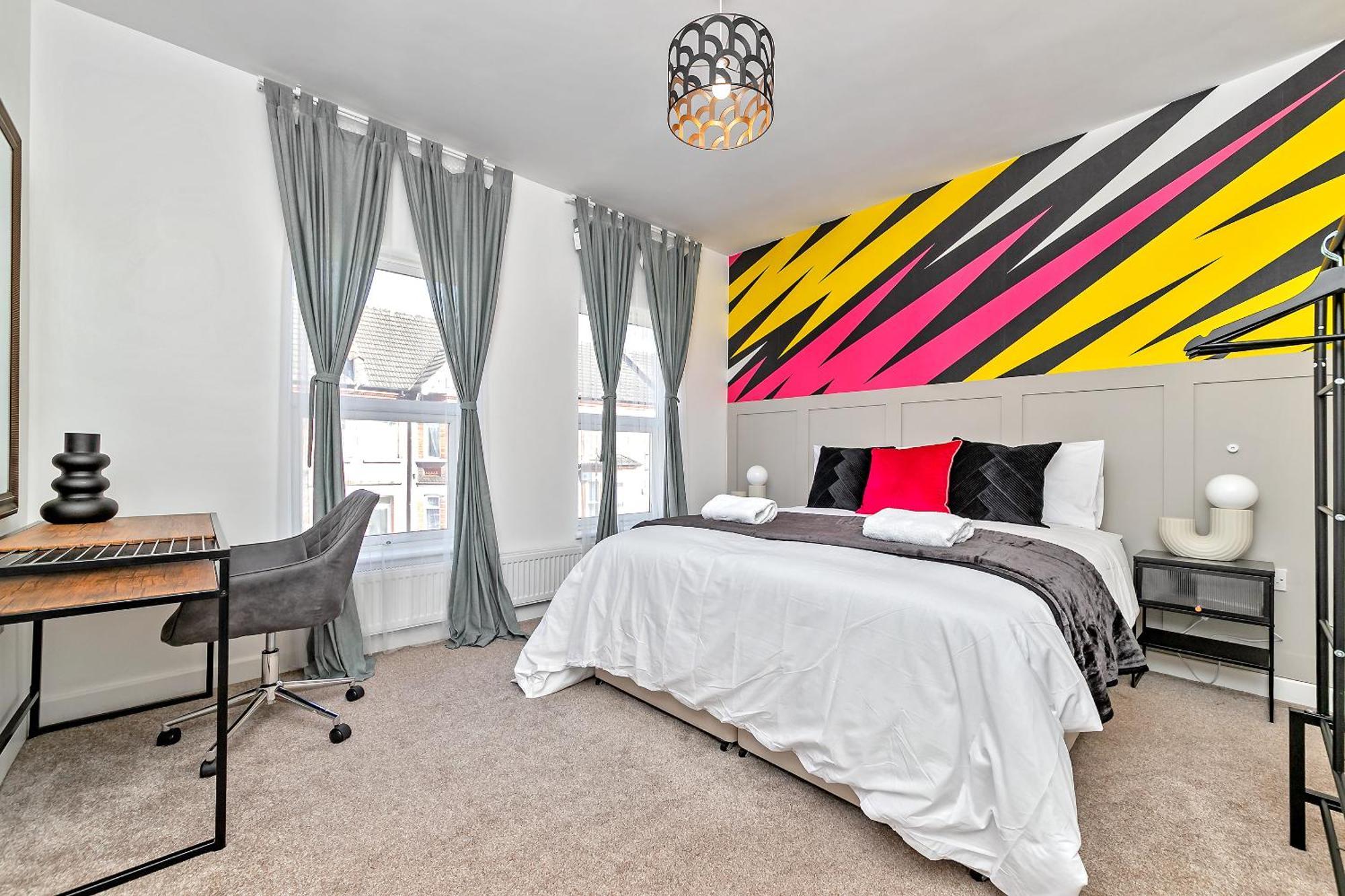 Exclusive Town Centre Home, Free Parking, Walk To Train Station, Near Airport, Luxury Stay, Garden, Pop Art Decor Luton  Exterior photo
