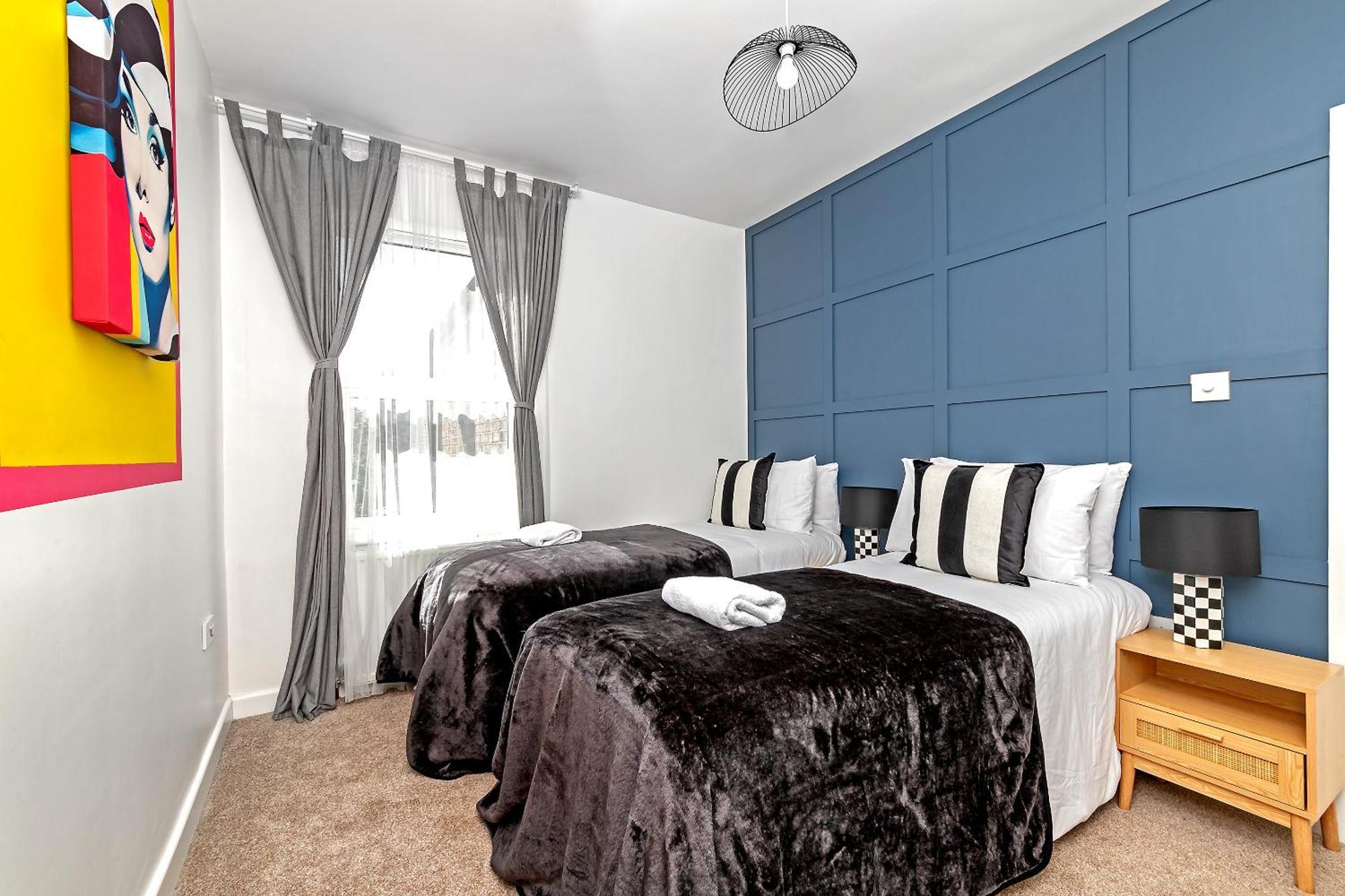 Exclusive Town Centre Home, Free Parking, Walk To Train Station, Near Airport, Luxury Stay, Garden, Pop Art Decor Luton  Exterior photo