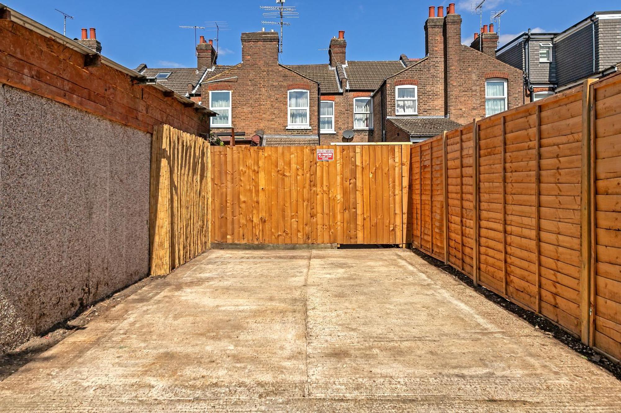 Exclusive Town Centre Home, Free Parking, Walk To Train Station, Near Airport, Luxury Stay, Garden, Pop Art Decor Luton  Exterior photo