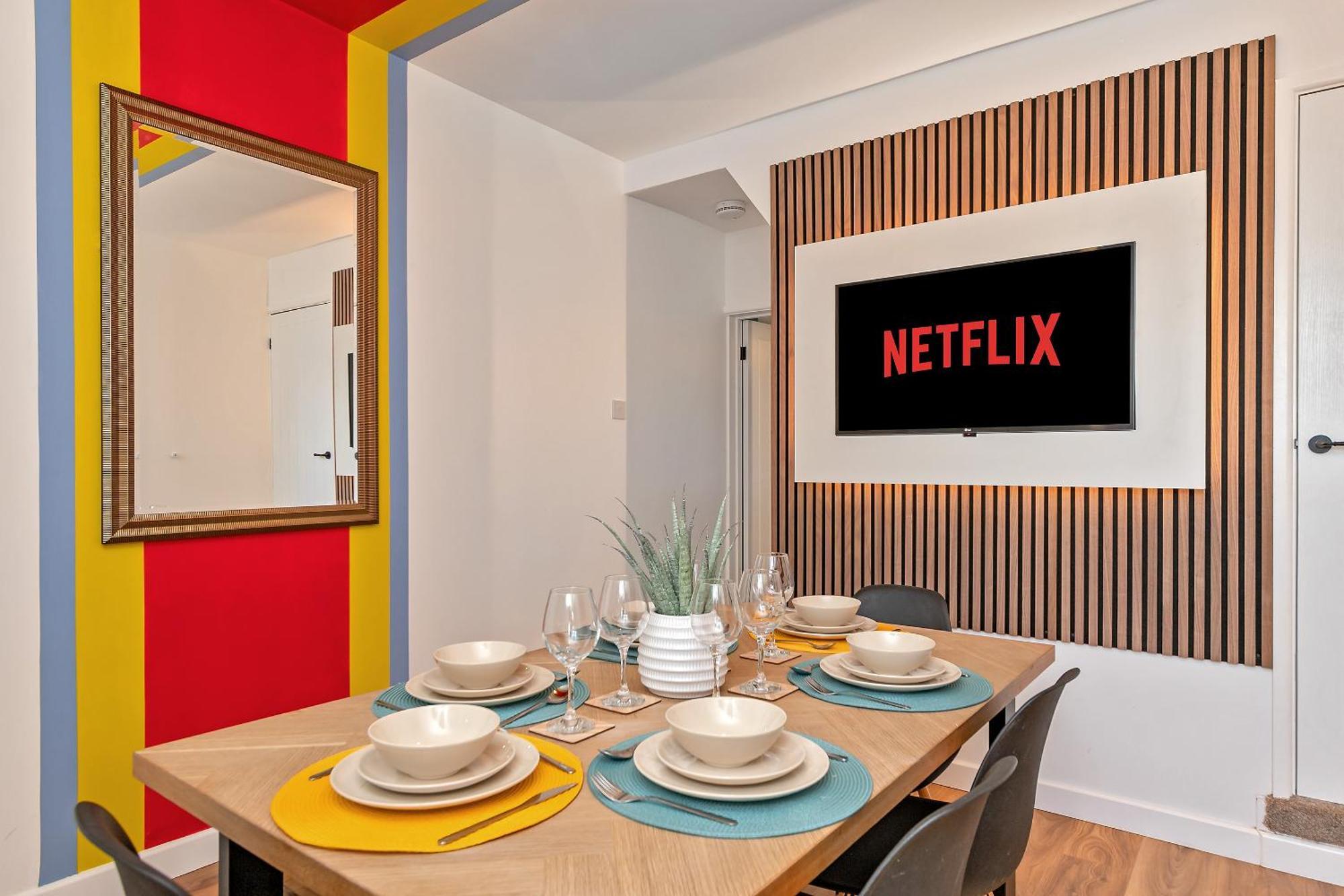 Exclusive Town Centre Home, Free Parking, Walk To Train Station, Near Airport, Luxury Stay, Garden, Pop Art Decor Luton  Exterior photo