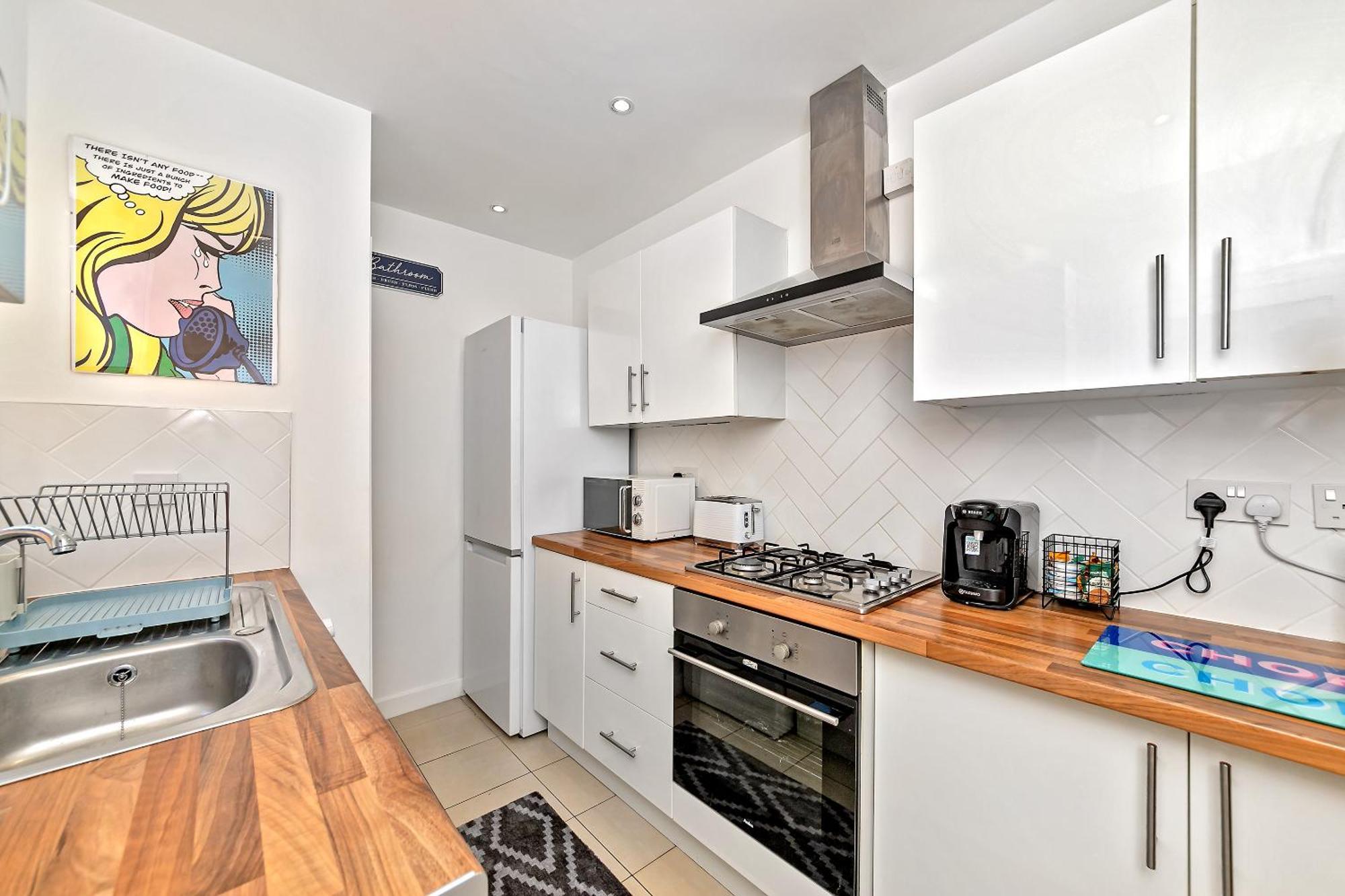 Exclusive Town Centre Home, Free Parking, Walk To Train Station, Near Airport, Luxury Stay, Garden, Pop Art Decor Luton  Exterior photo