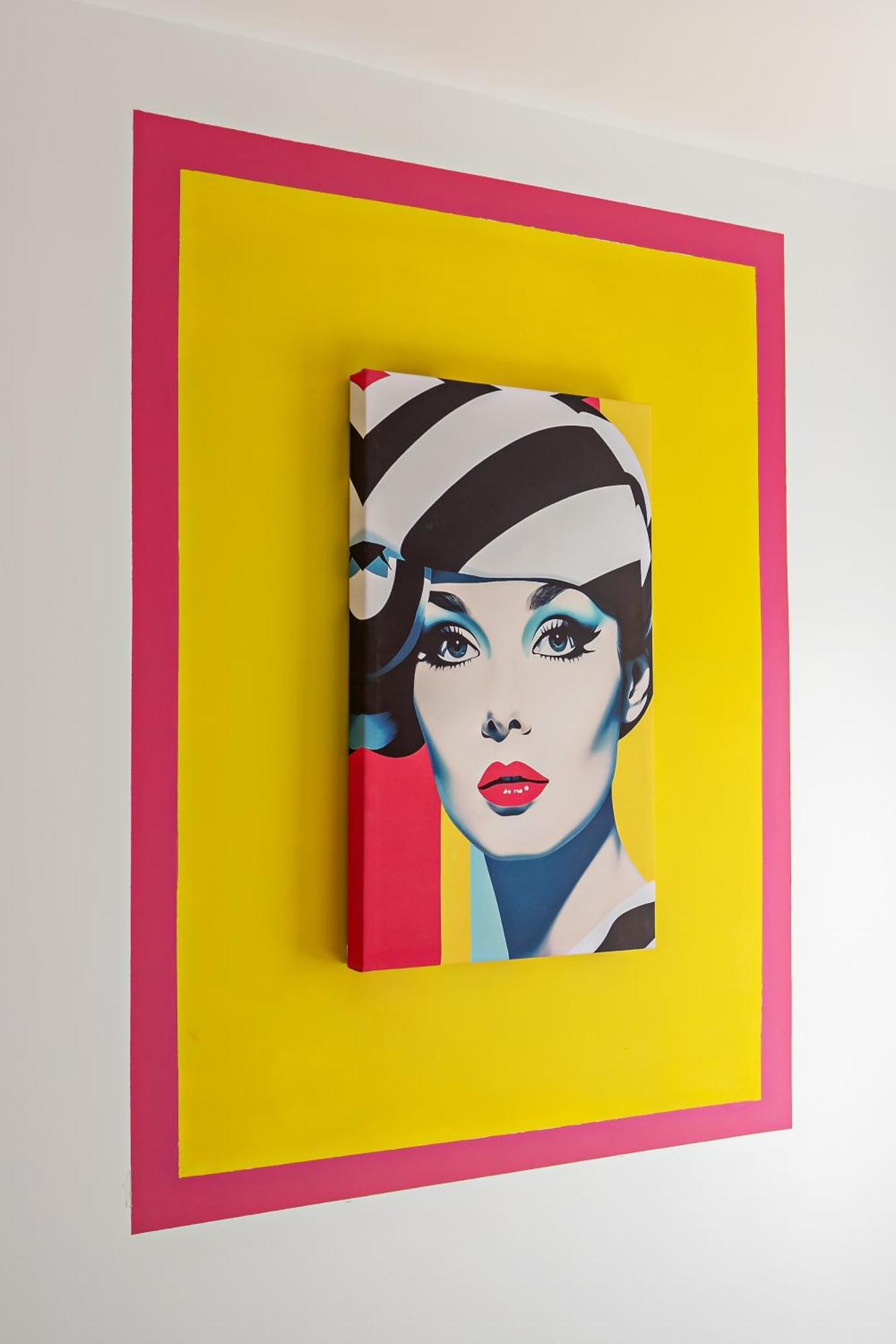 Exclusive Town Centre Home, Free Parking, Walk To Train Station, Near Airport, Luxury Stay, Garden, Pop Art Decor Luton  Exterior photo