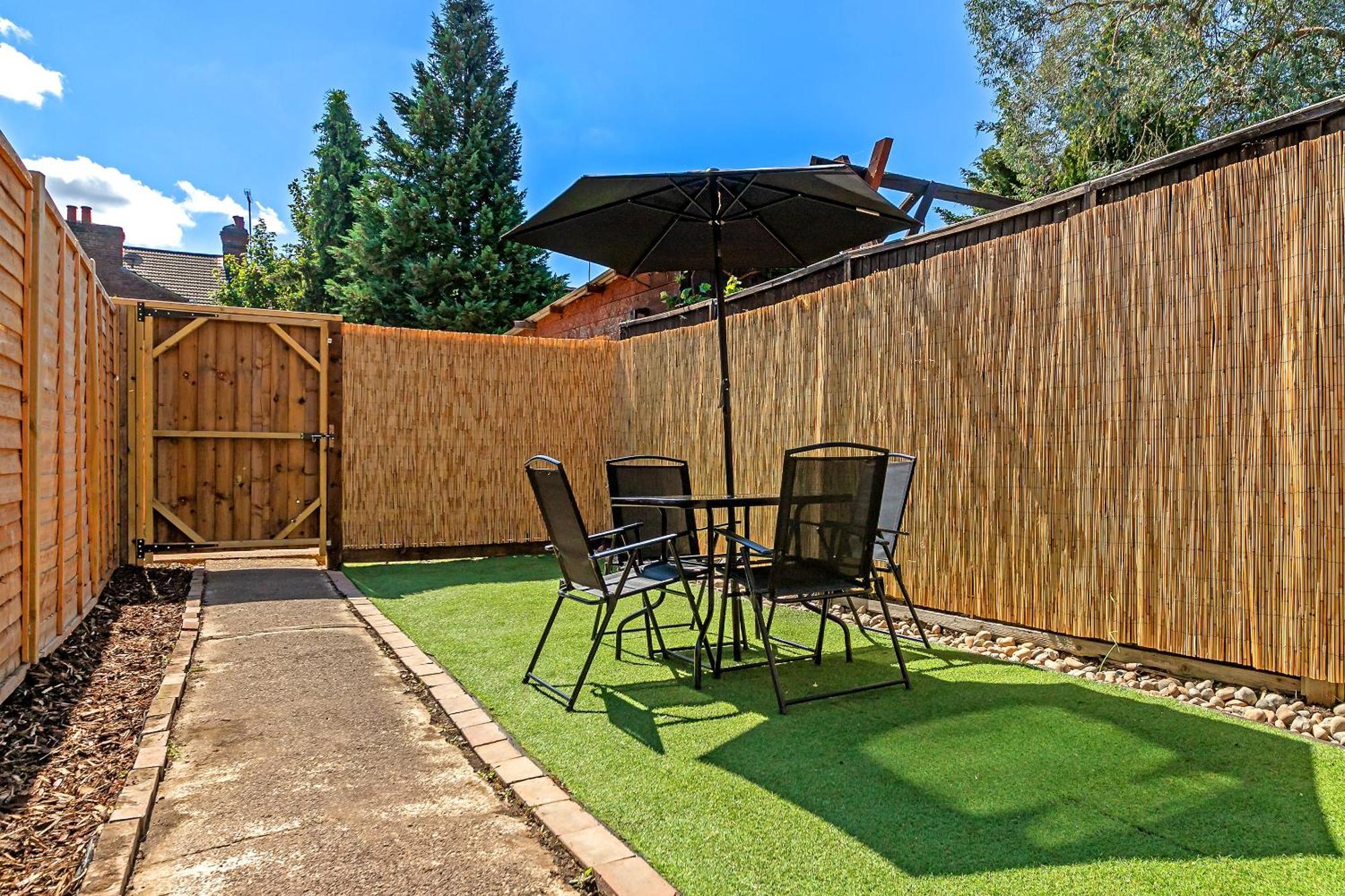 Exclusive Town Centre Home, Free Parking, Walk To Train Station, Near Airport, Luxury Stay, Garden, Pop Art Decor Luton  Exterior photo