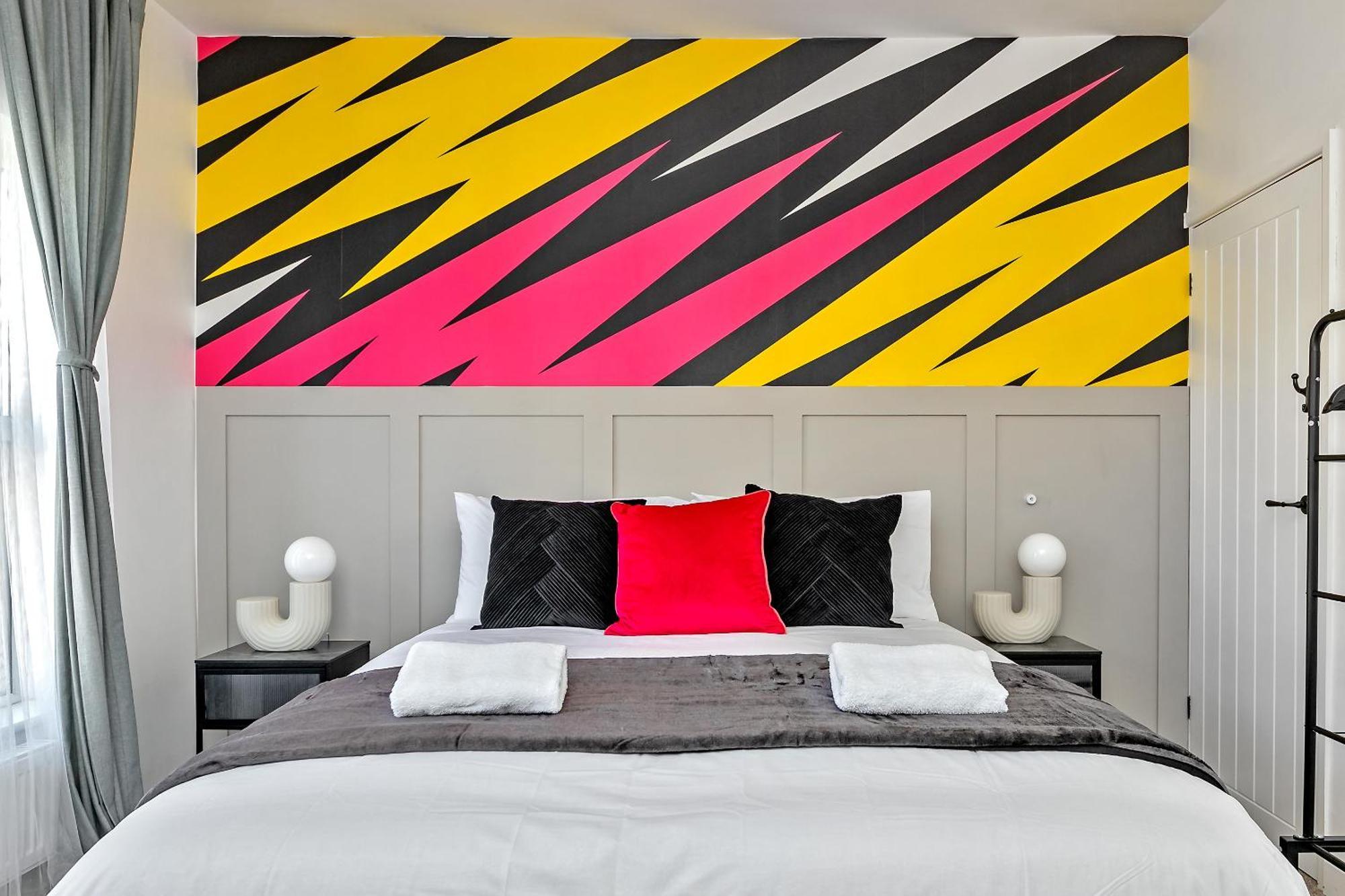 Exclusive Town Centre Home, Free Parking, Walk To Train Station, Near Airport, Luxury Stay, Garden, Pop Art Decor Luton  Exterior photo