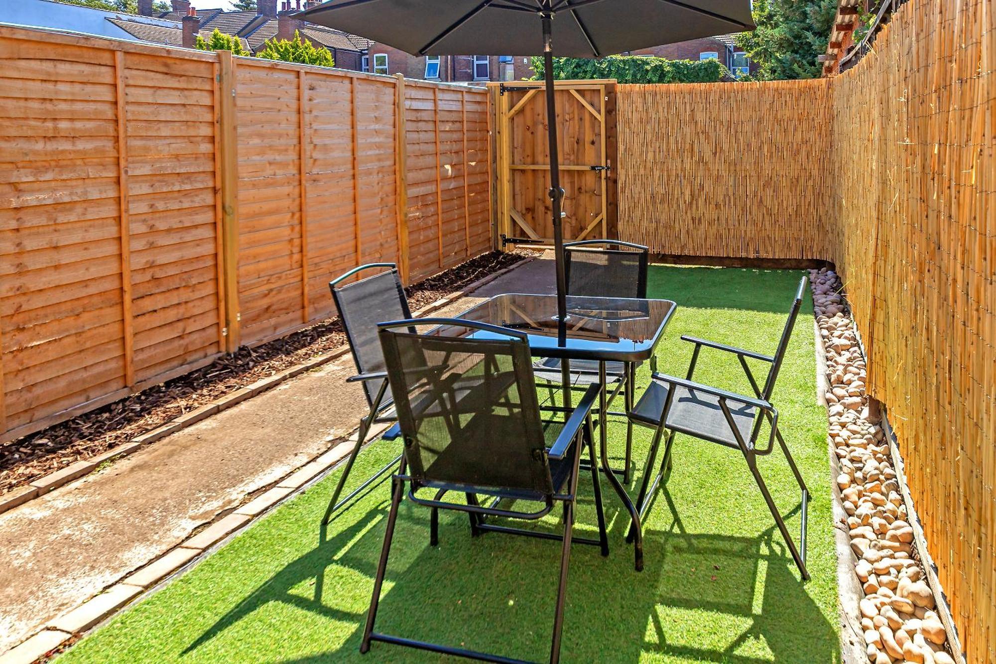 Exclusive Town Centre Home, Free Parking, Walk To Train Station, Near Airport, Luxury Stay, Garden, Pop Art Decor Luton  Exterior photo