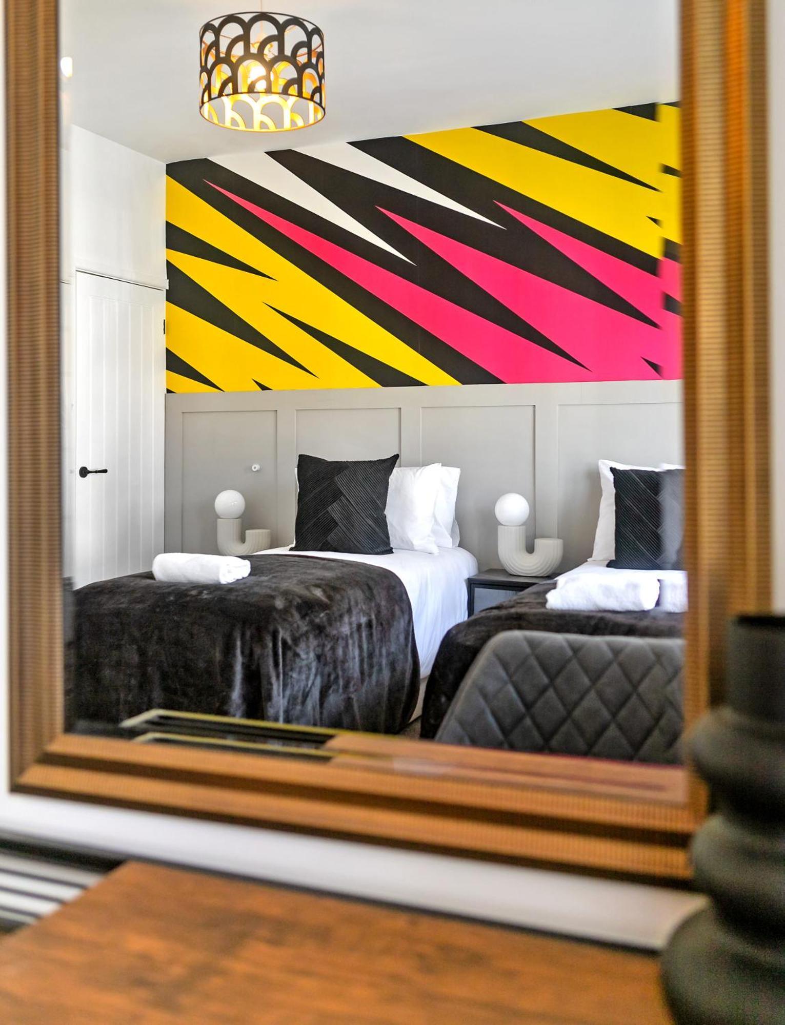 Exclusive Town Centre Home, Free Parking, Walk To Train Station, Near Airport, Luxury Stay, Garden, Pop Art Decor Luton  Exterior photo